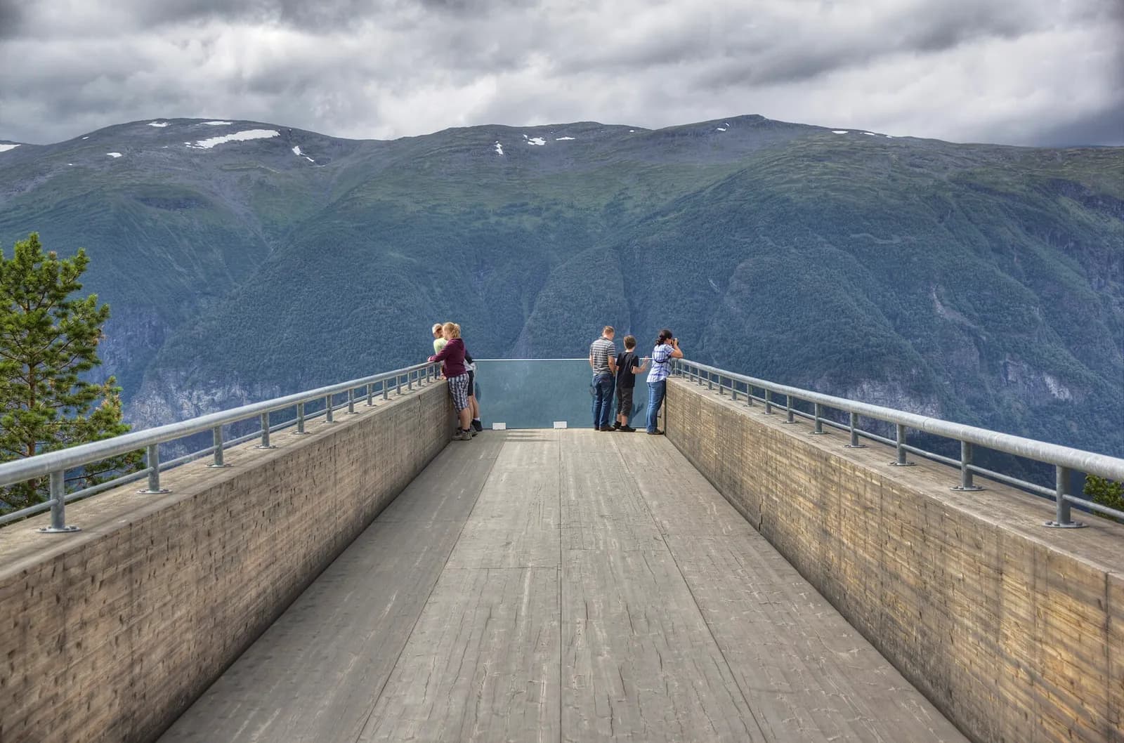 promeneurs au bout de la passerelle de Stegastein, 650 mètres au-dessus du fjord