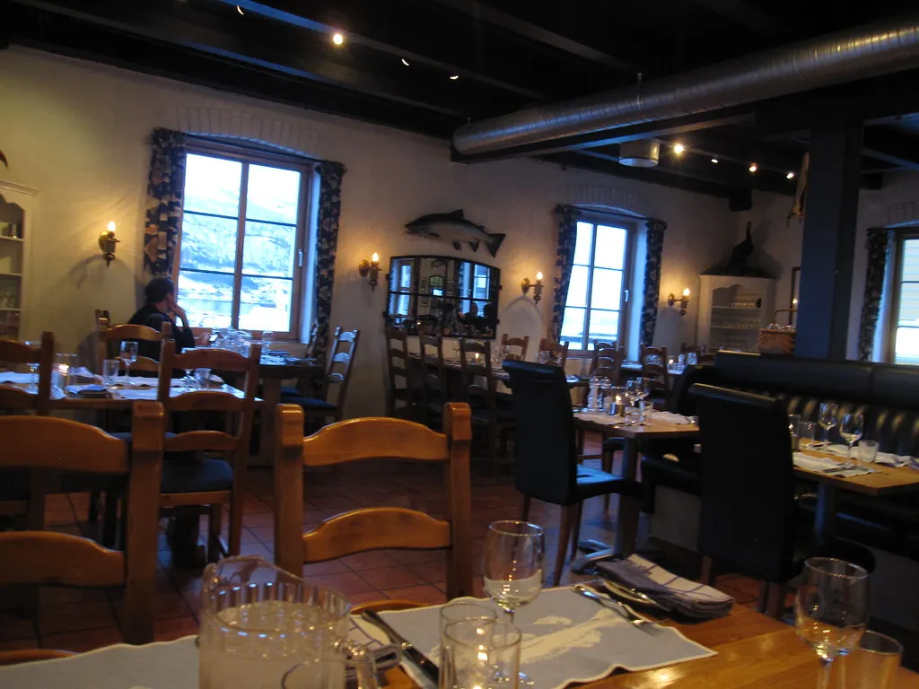 salle chaleureuse d'un restaurant de fruits de mer traditionnel à Tromsø