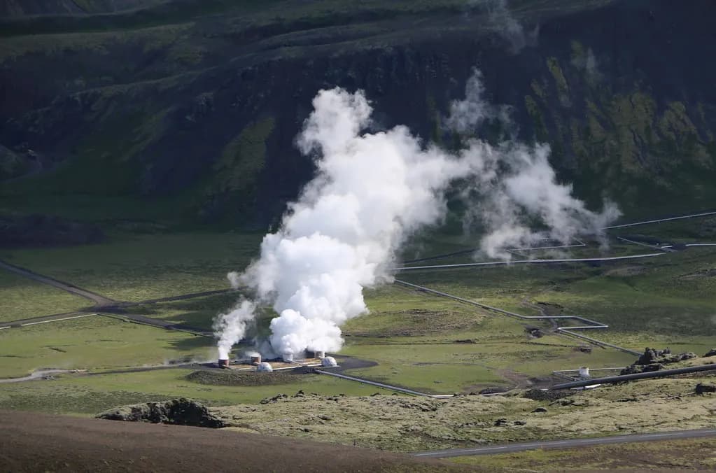 panaches de vapeur de la centrale géothermique de Nesjavellir dans la campagne islandaise