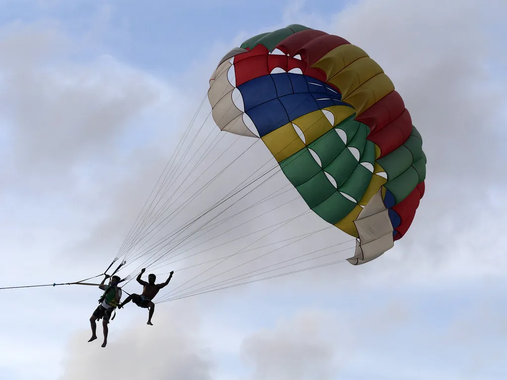 deux personnes en parachute ascensionnel au-dessus de la mer à Phuket