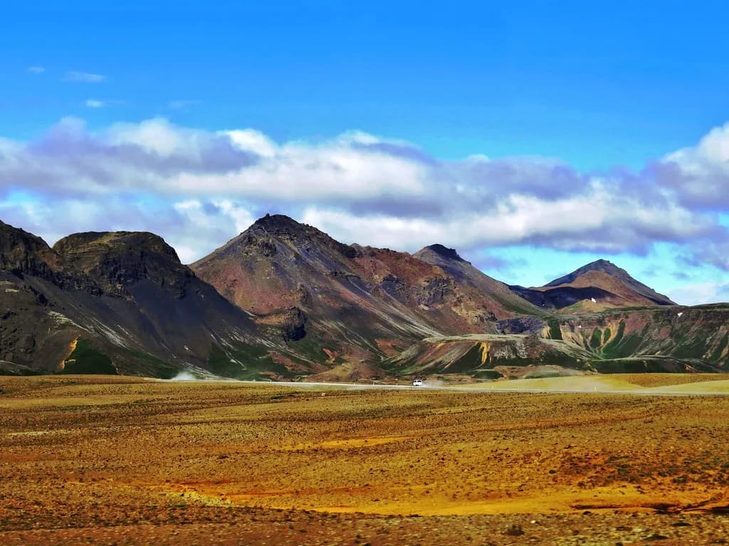 piste des Hautes Terres d'Islande au pied de montagnes volcaniques colorées