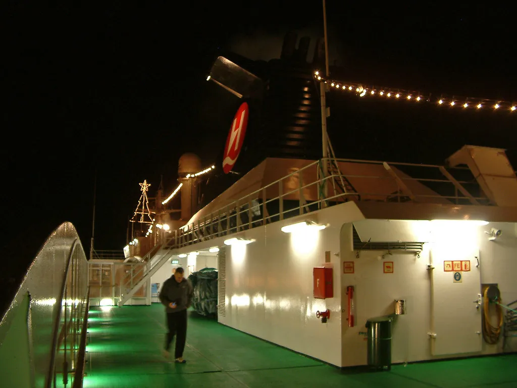 pont extérieur d'un navire Hurtigruten éclairé pendant une traversée hivernale