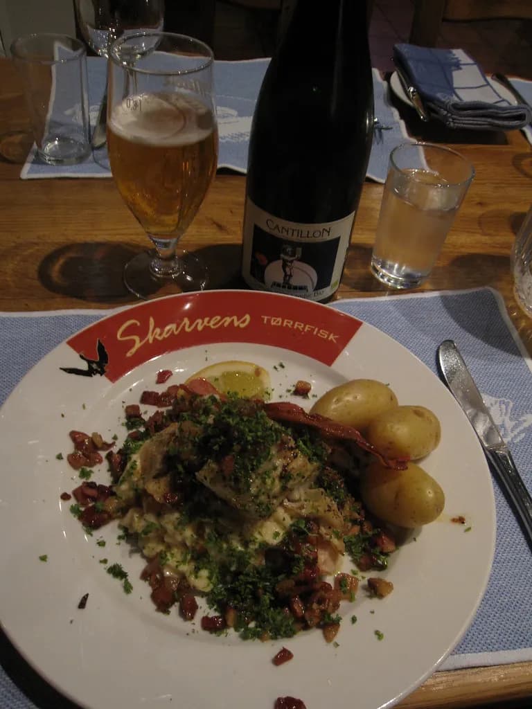 assiette de klippfisk, morue salée séchée, servie dans un restaurant de Tromsø