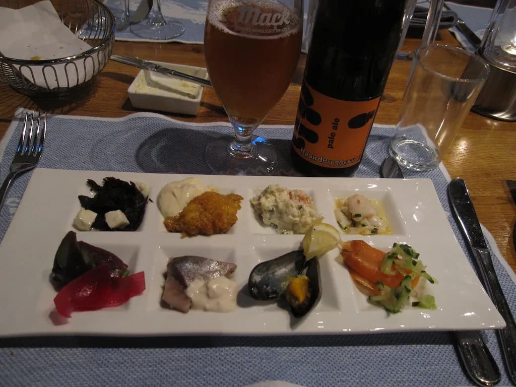 plateau de fruits de mer et poissons nordiques, spécialités de la côte norvégienne