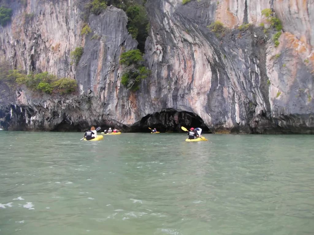 kayaks glissant au pied des falaises calcaires de la baie de Phang Nga, près de Phuket