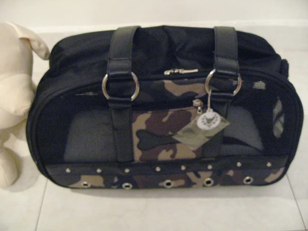un sac de transport souple pour petit chien ou chat, prêt pour voyager en cabine