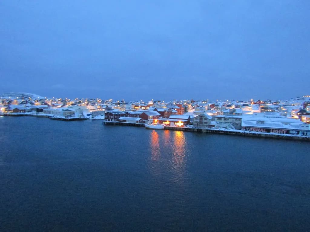 vue sur le port enneigé de Vardø depuis le pont d'un navire Hurtigruten
