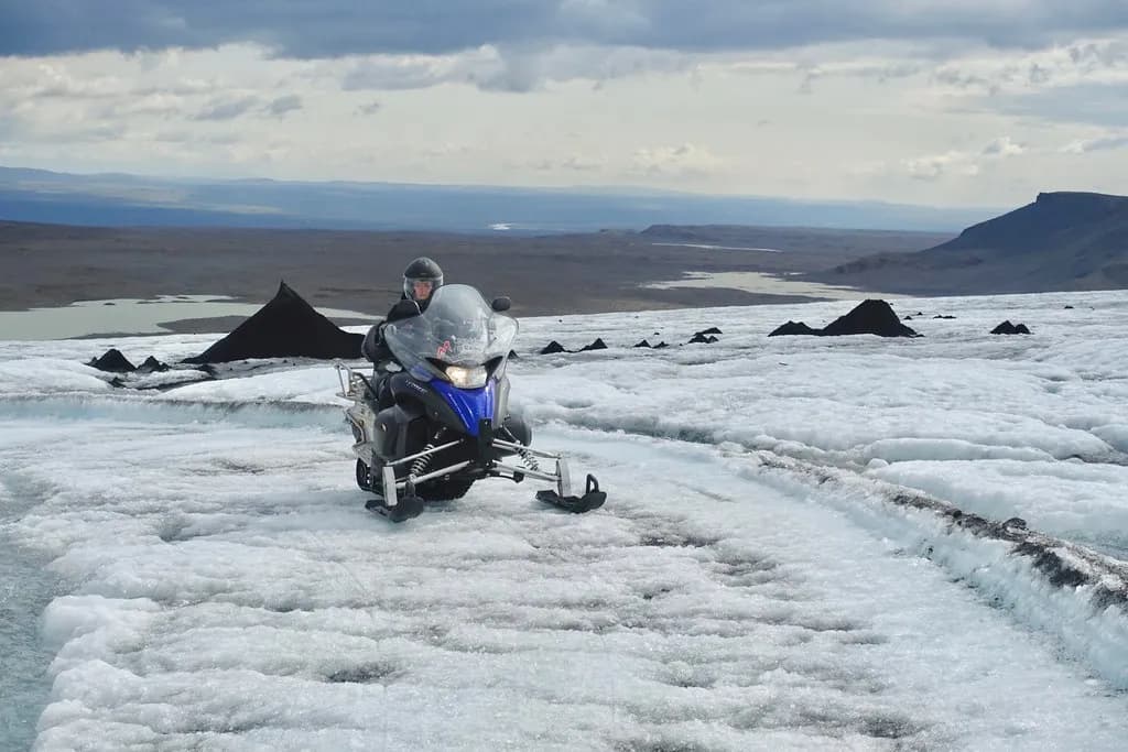 motoneige traversant la surface glacée du glacier Langjökull en Islande