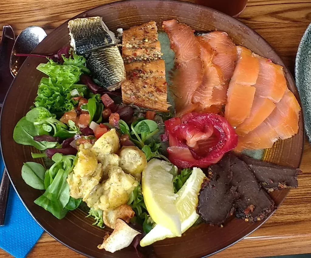 assiette de saumon fumé, poissons et salade servie dans un restaurant de Bergen