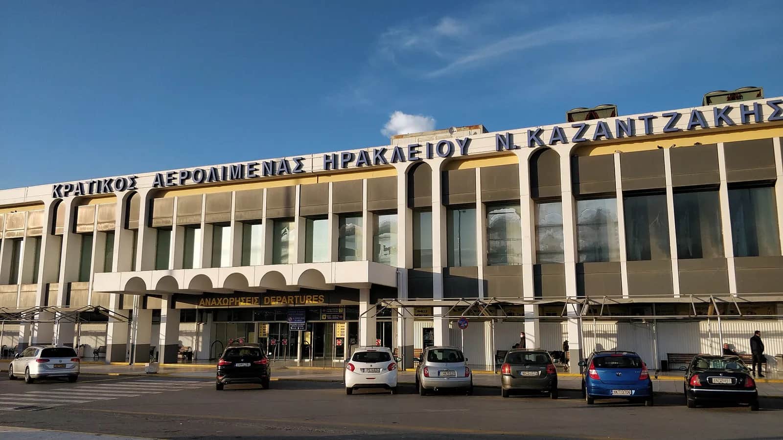 Le terminal de l'aéroport international Nikos Kazantzakis d'Héraklion, côté départs