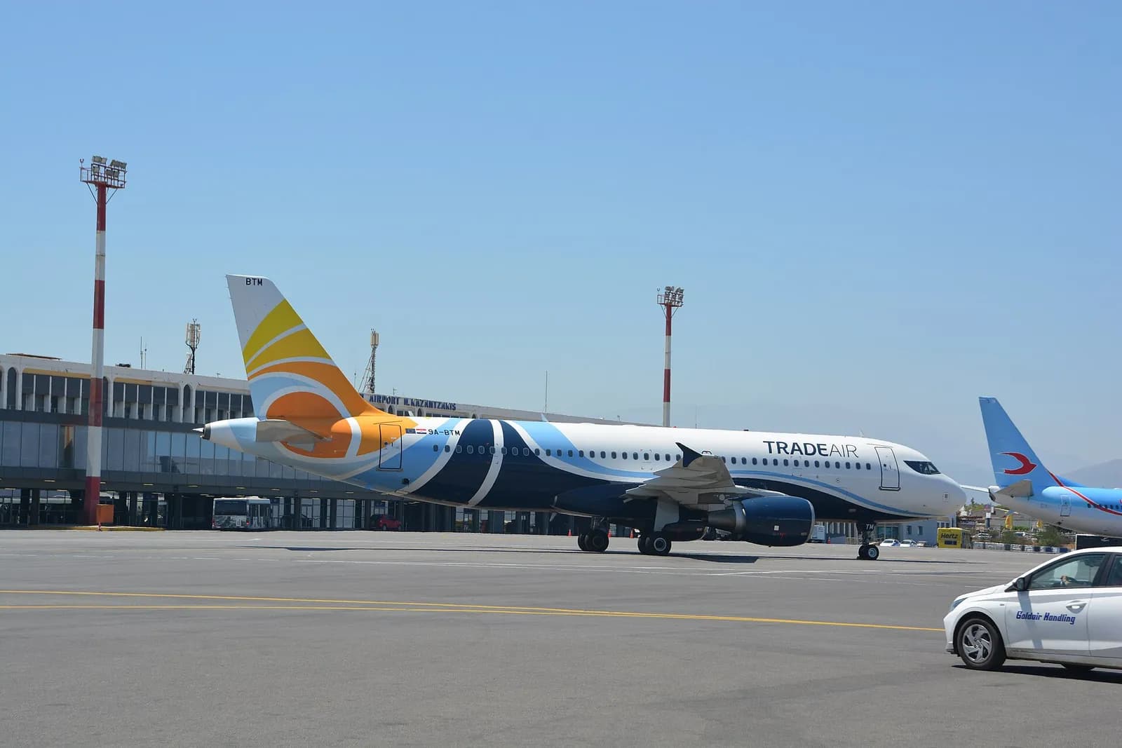 Avions stationnés sur le tarmac de l'aéroport d'Héraklion, devant l'aérogare principale