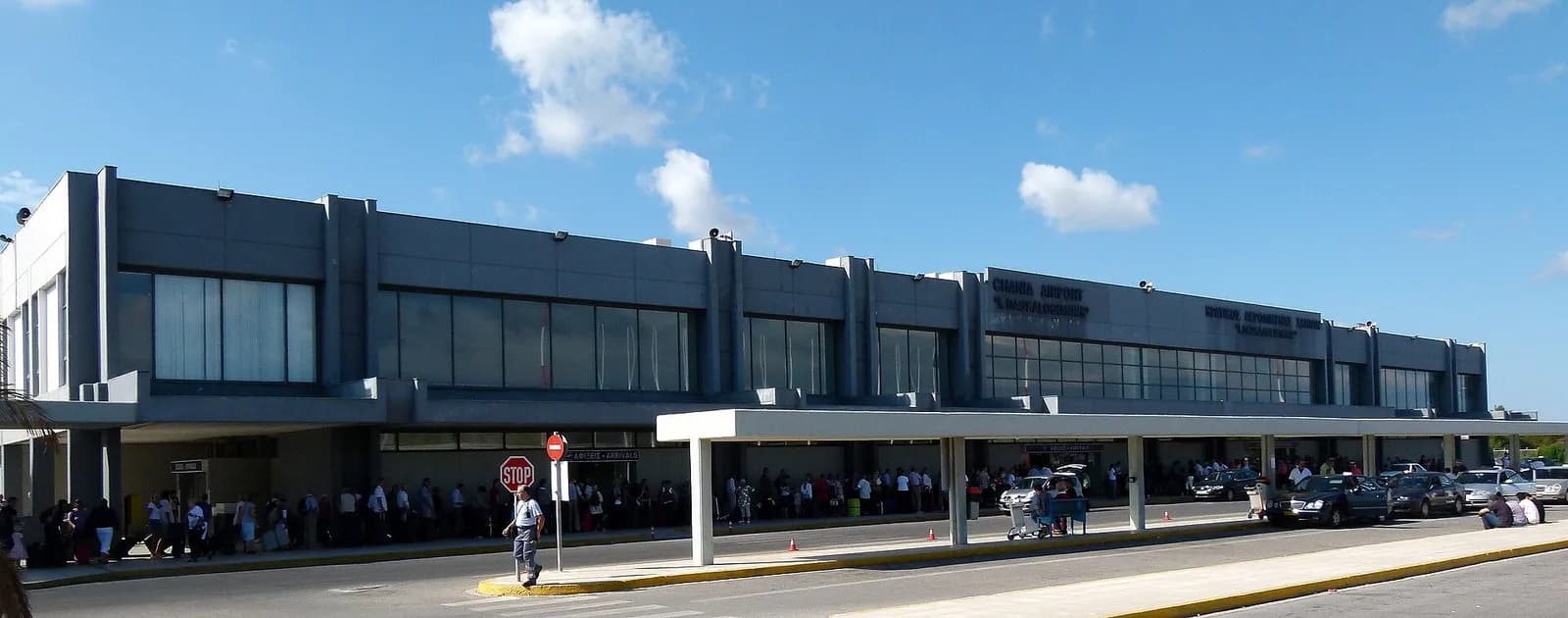 La façade de l'aérogare de l'aéroport de La Canée Ioannis Daskalogiannis, sur la péninsule d'Akrotiri