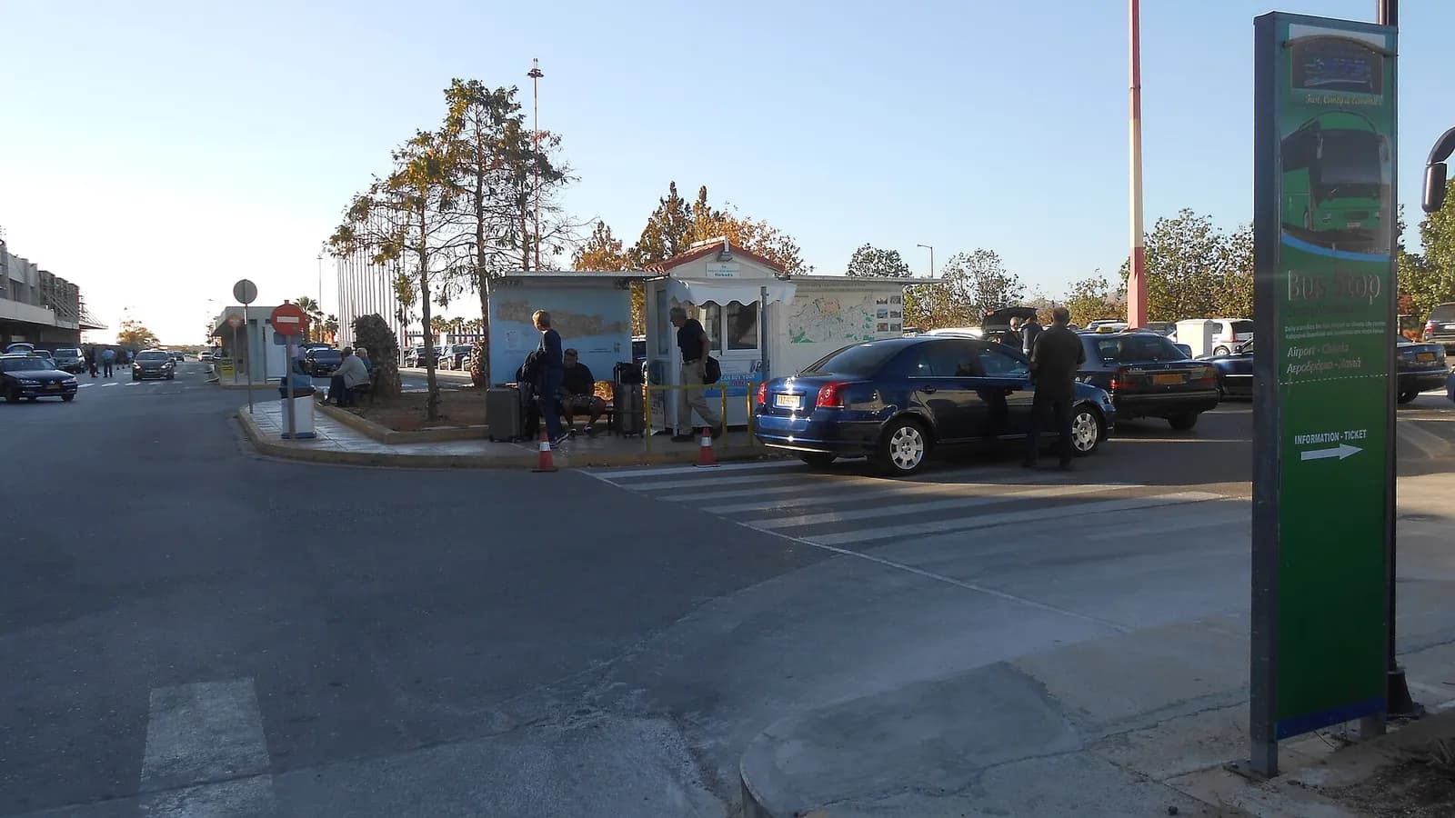 L'arrêt de bus devant l'aéroport de La Canée, avec la station de taxis juste derrière
