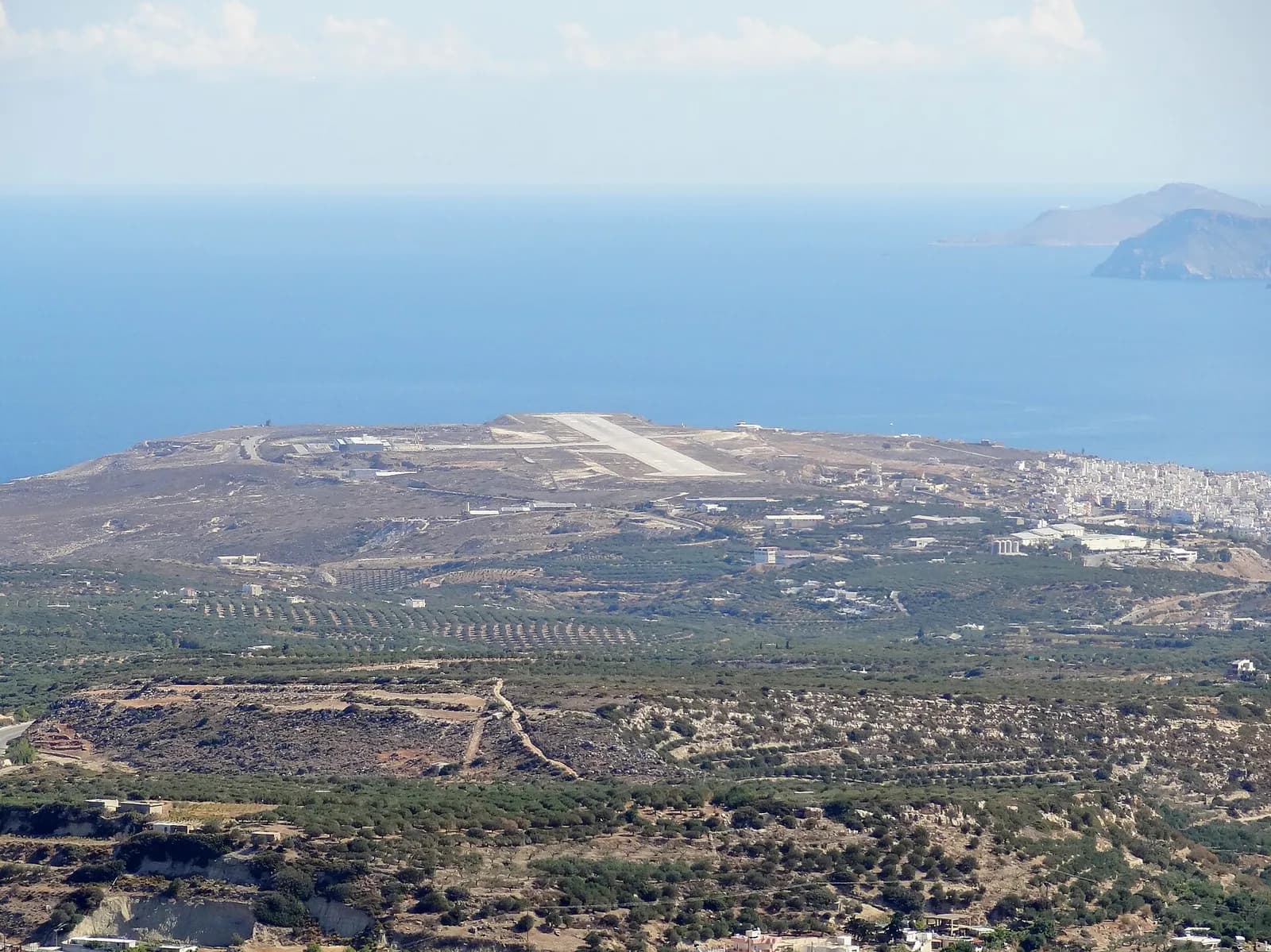 La piste de l'aéroport de Sitia sur son plateau au bord de la mer, vue depuis les collines