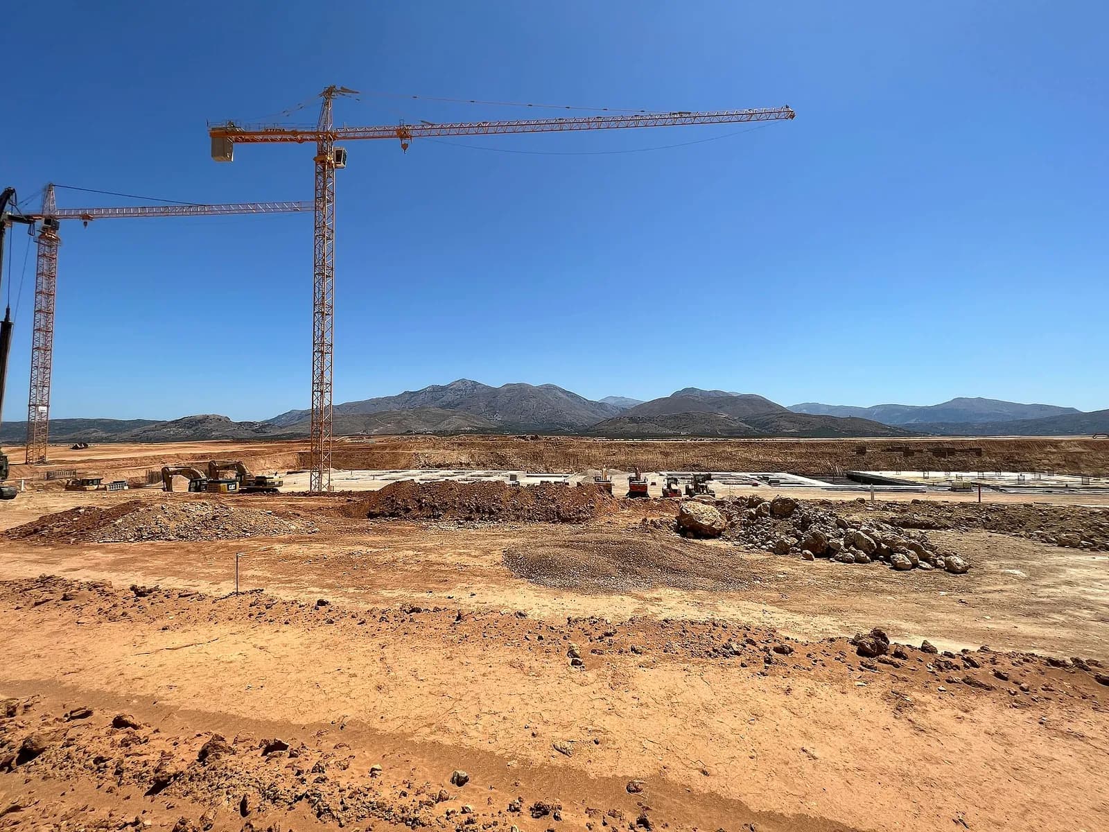 Grues et engins sur le chantier du nouvel aéroport de Kastelli, au sud-est d'Héraklion