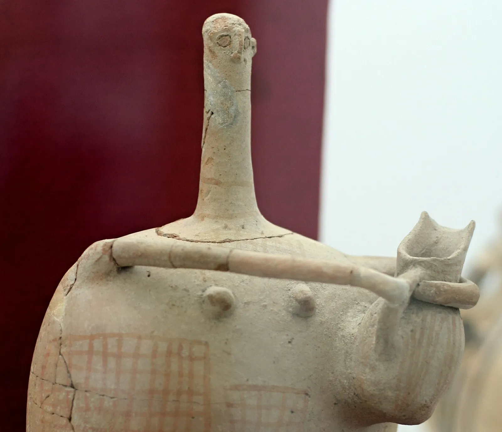 La déesse de Myrtos, vase minoen en terre cuite exposé au musée archéologique d'Agios Nikolaos