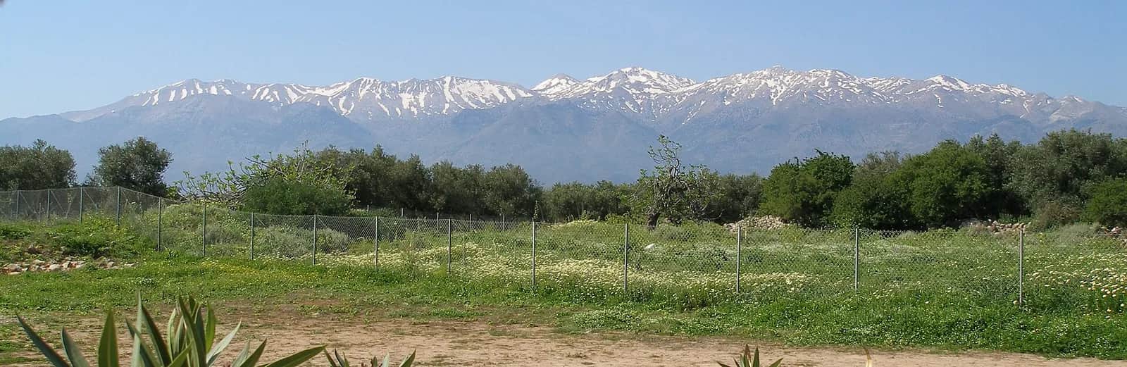 Les sommets enneigés des Lefka Ori en avril, vus depuis les campagnes verdoyantes d'Aptera