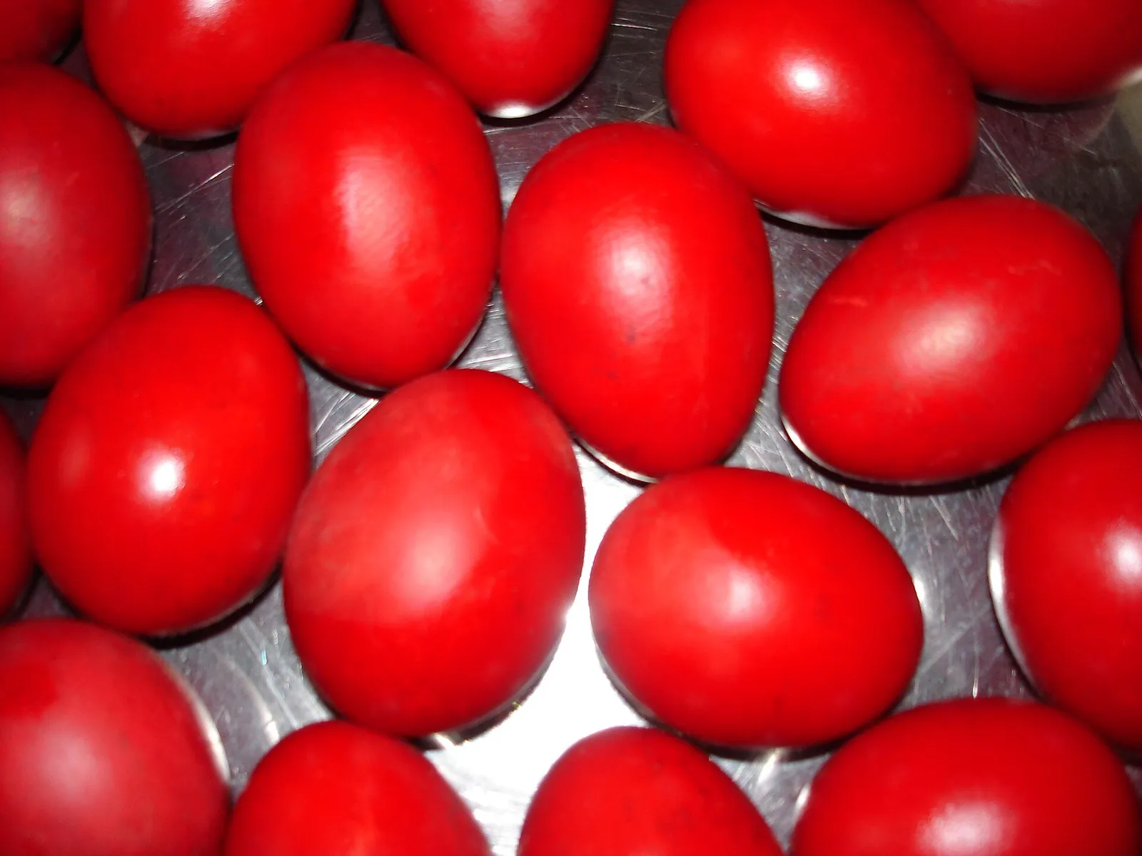 Œufs de Pâques teints en rouge vif selon la tradition orthodoxe grecque du Jeudi saint