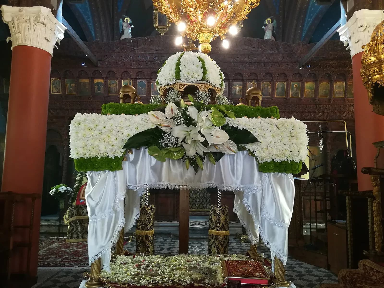 Epitaphios orné de fleurs blanches le Vendredi saint dans l'église de Soroni, sur l'île de Rhodes