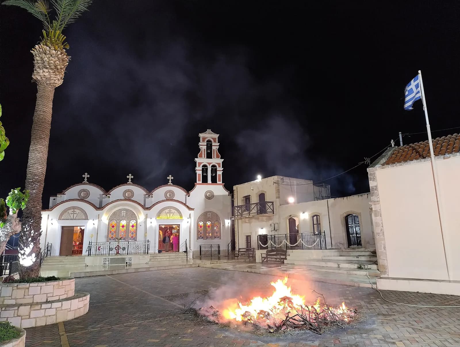 Feu de Pâques allumé de nuit sur le parvis de l'église de Piskopiano, en Crète