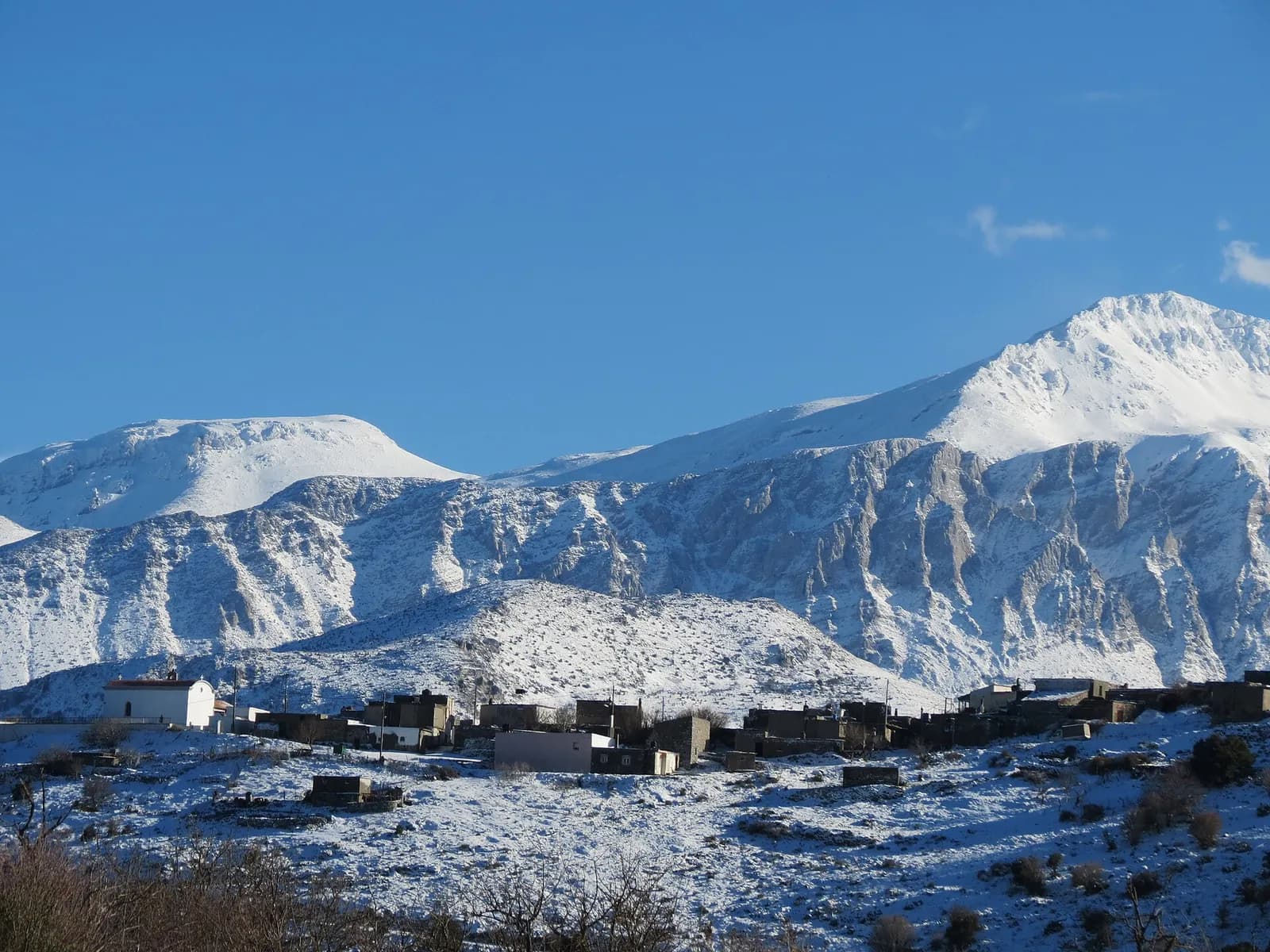 Maisons enneigées sur le plateau du Lassithi, au pied des sommets blancs des monts Dikti