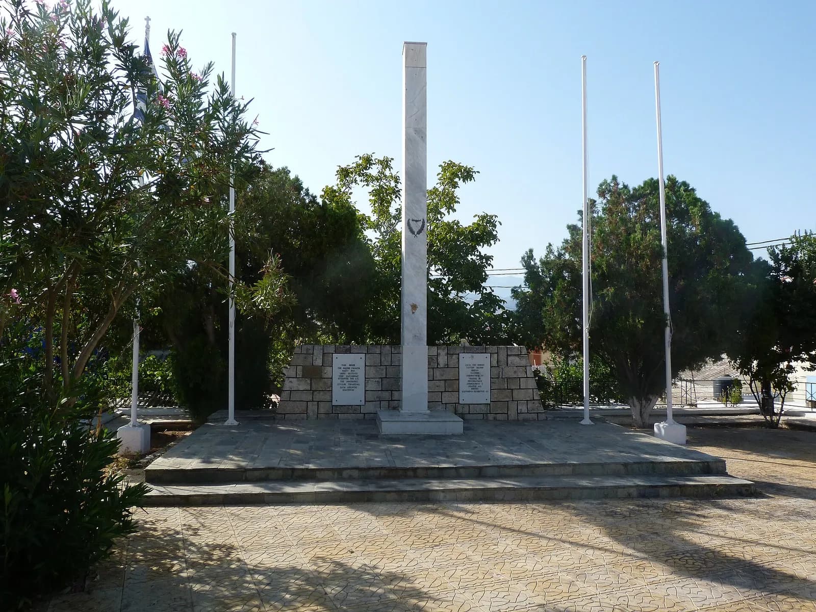 Monument aux morts de Galatas dédié aux soldats tombés lors de la bataille de Crète en 1941
