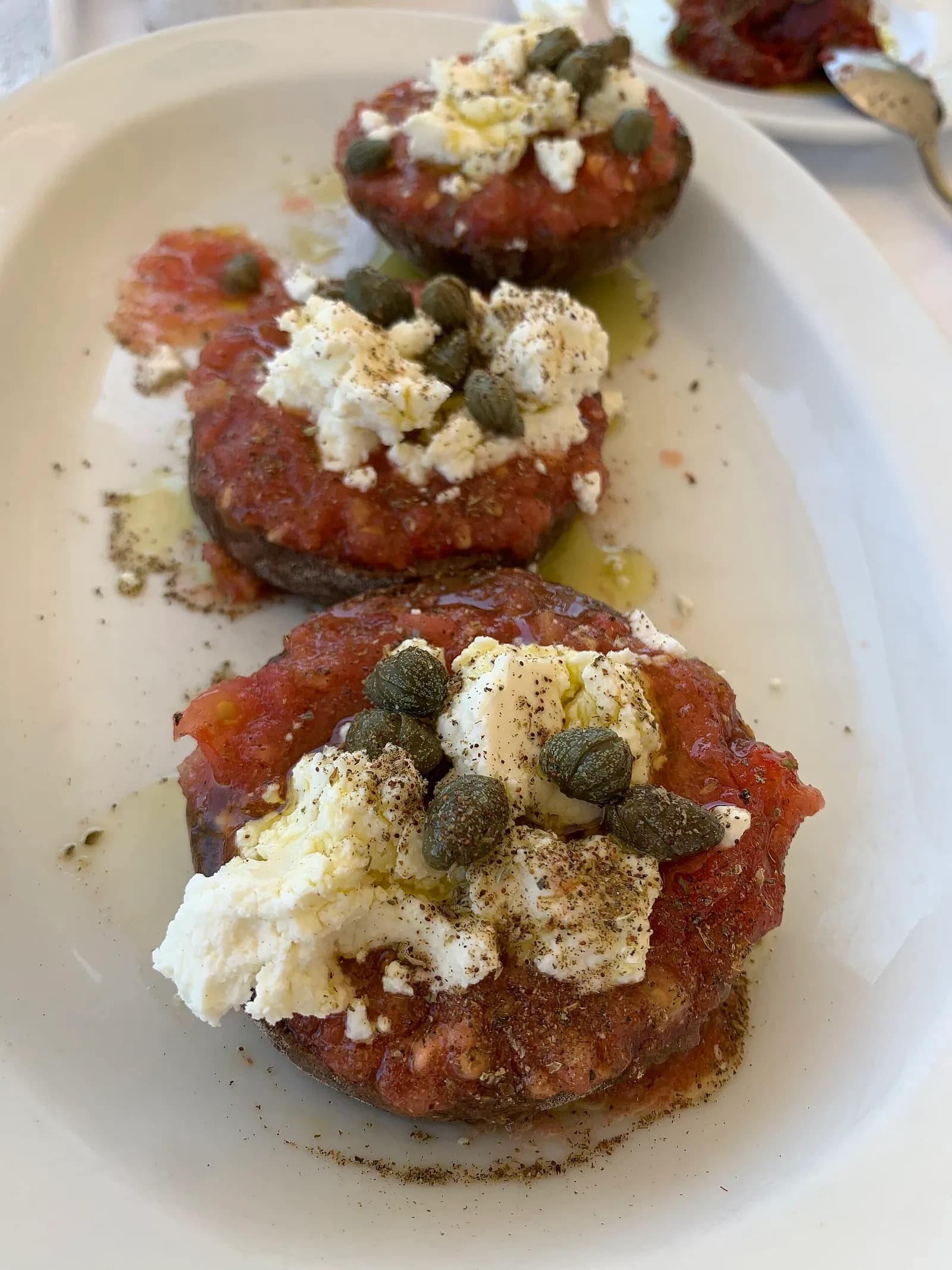 Dakos crétois : biscottes d'orge garnies de tomate râpée, de fromage frais et de câpres
