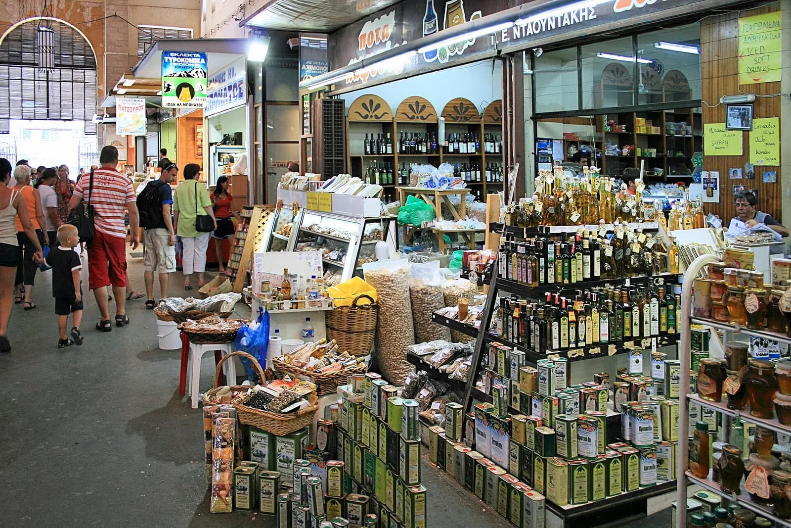 Étals d'huile d'olive, de miel, de vins et d'herbes sous la halle de l'Agora de La Canée