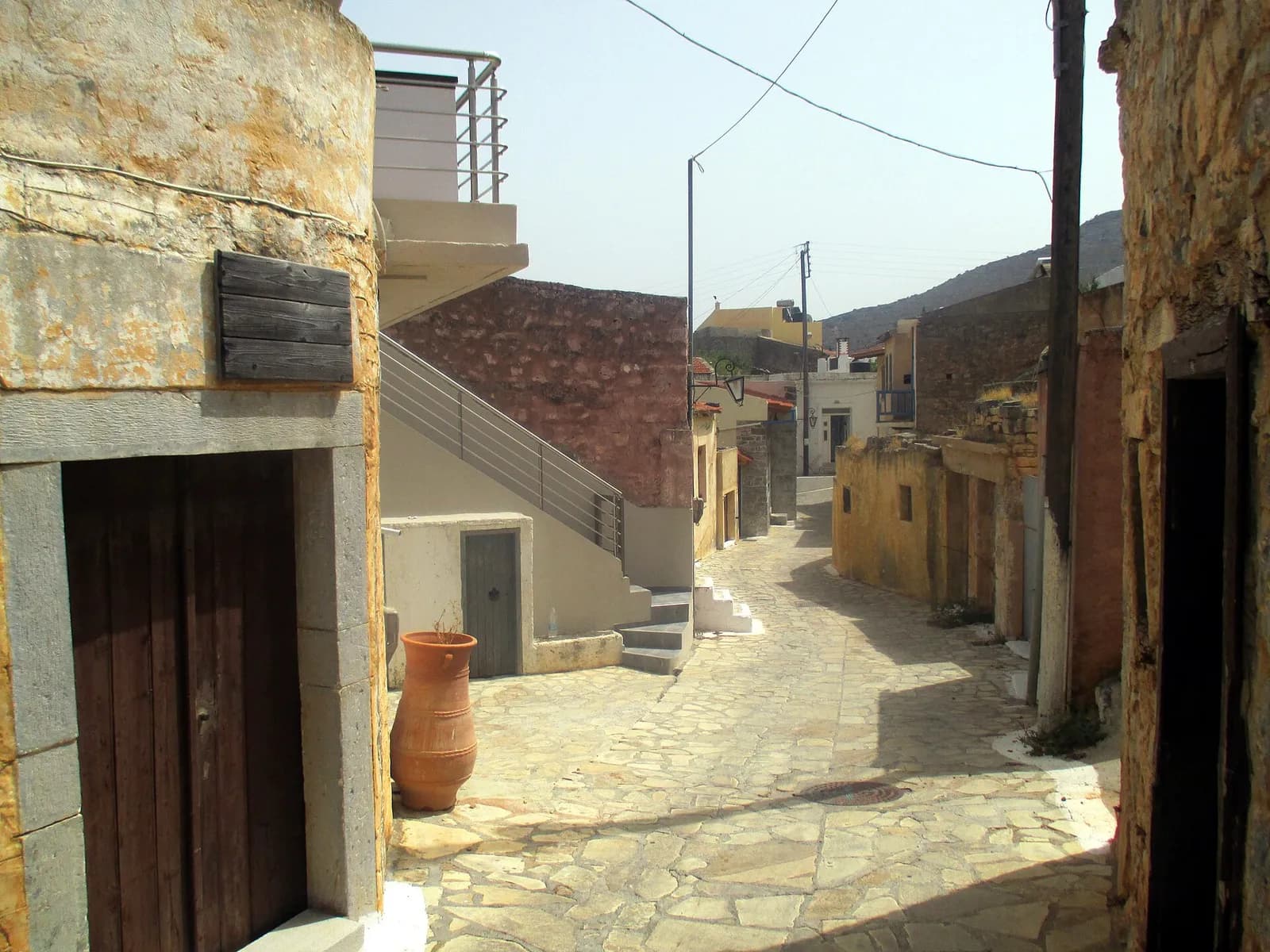 Ruelle dallée et maisons de pierre du village d'Epano Elounda, dans l'arrière-pays d'Elounda