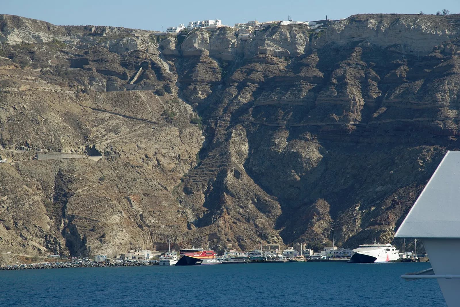 Le port d'Athinios au pied des hautes falaises de la caldeira de Santorin, vu depuis la mer