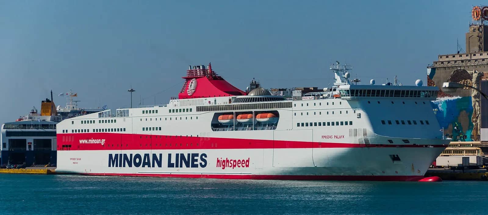 Le ferry Knossos Palace de Minoan Lines amarré au port du Pirée avant la traversée vers Héraklion