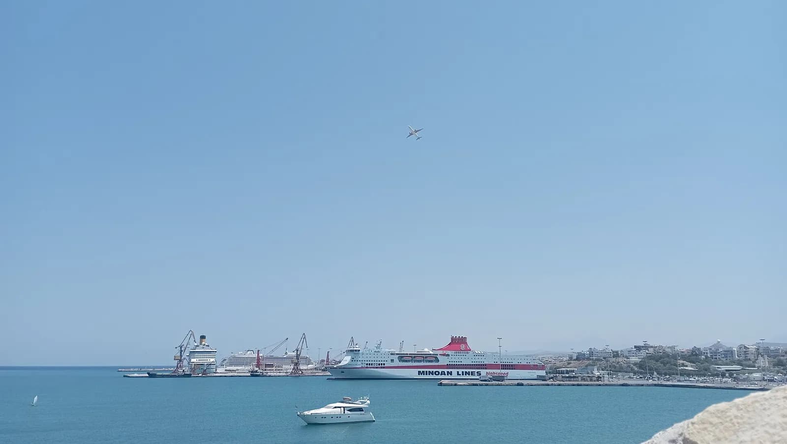 Un ferry Minoan Lines à quai dans le port d'Héraklion, vu depuis la forteresse vénitienne du Koules