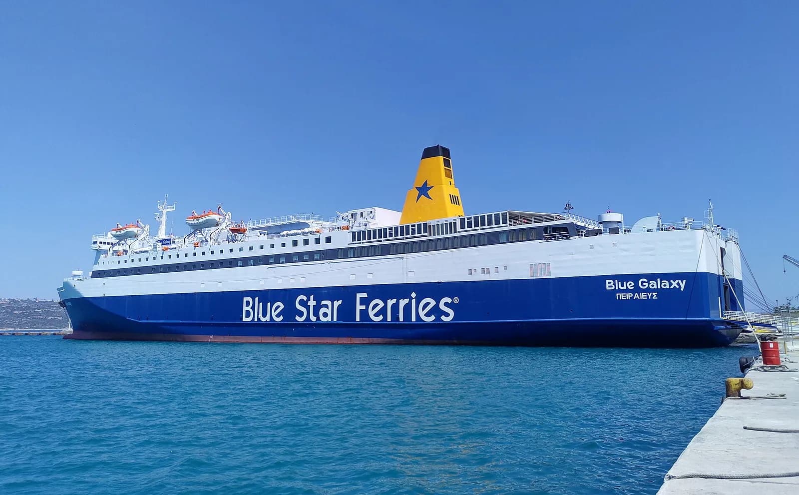 Le ferry Blue Galaxy de Blue Star Ferries à quai dans le port de Souda, près de La Canée