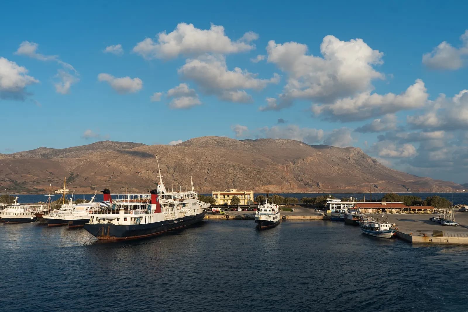 Le port de Kissamos et ses bateaux au pied des montagnes de l'ouest de la Crète, vus depuis un ferry