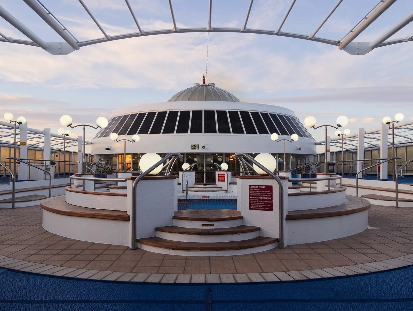 Le pont supérieur et l'espace piscine du ferry Festos Palace de Minoan Lines au crépuscule