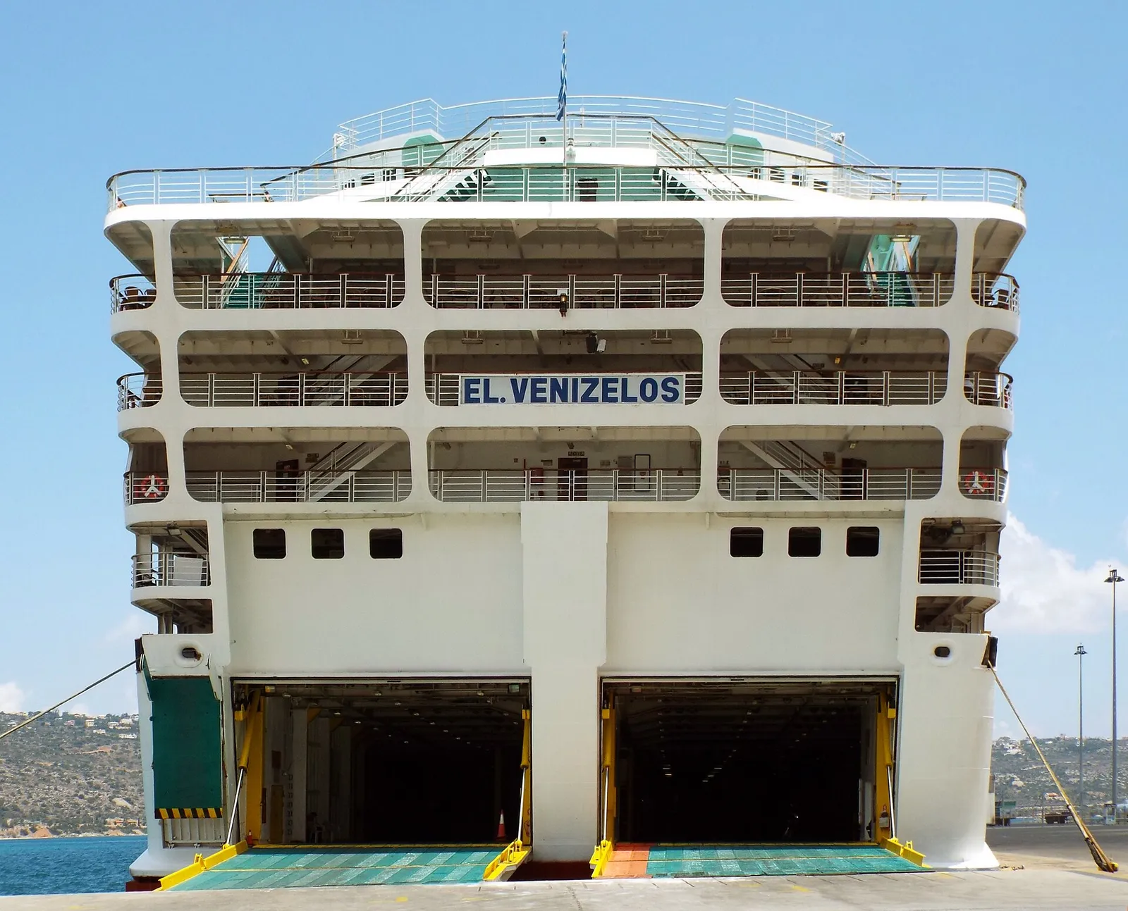 Les rampes arrière ouvertes du ferry El. Venizelos d'ANEK Lines pour l'embarquement des voitures à Souda