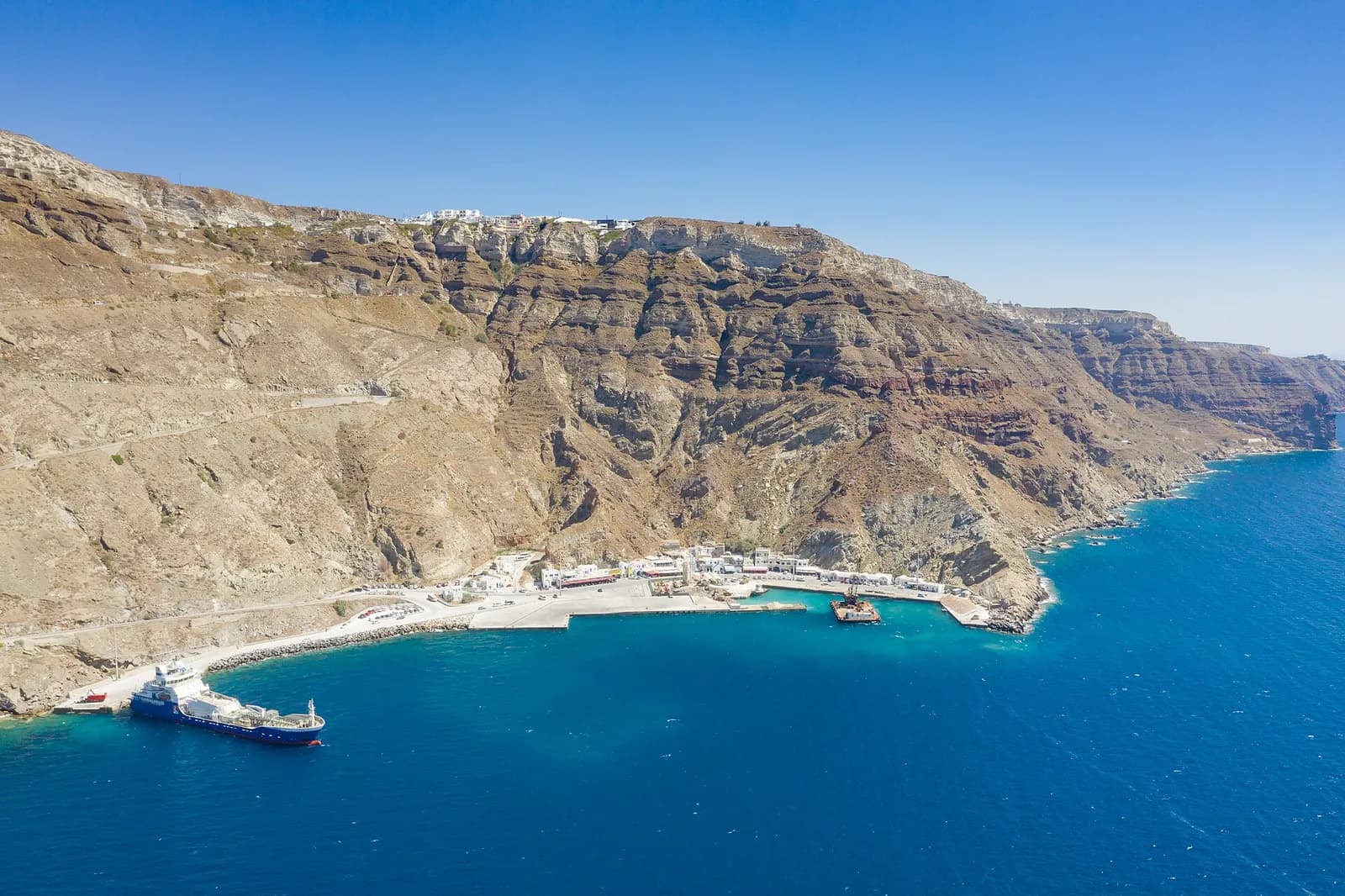 Vue aérienne du port d'Athinios à Santorin, au pied des falaises de la caldeira