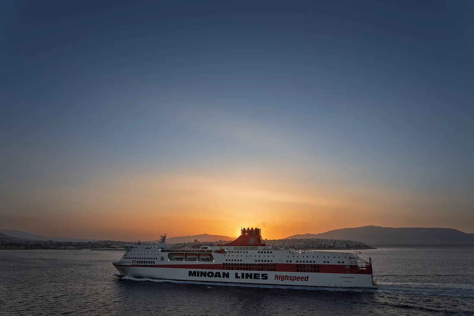 Un ferry Minoan Lines glisse sur la mer au coucher du soleil, à l'approche du port du Pirée