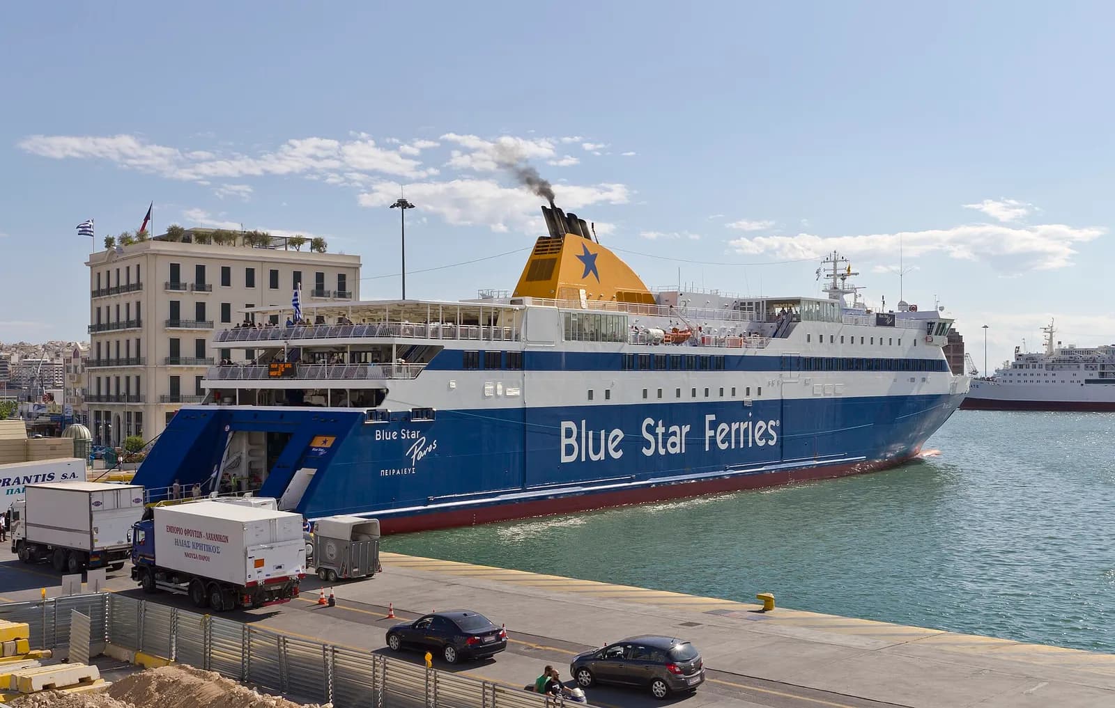Un ferry Blue Star Ferries à quai au port du Pirée, rampe ouverte pour l'embarquement des véhicules