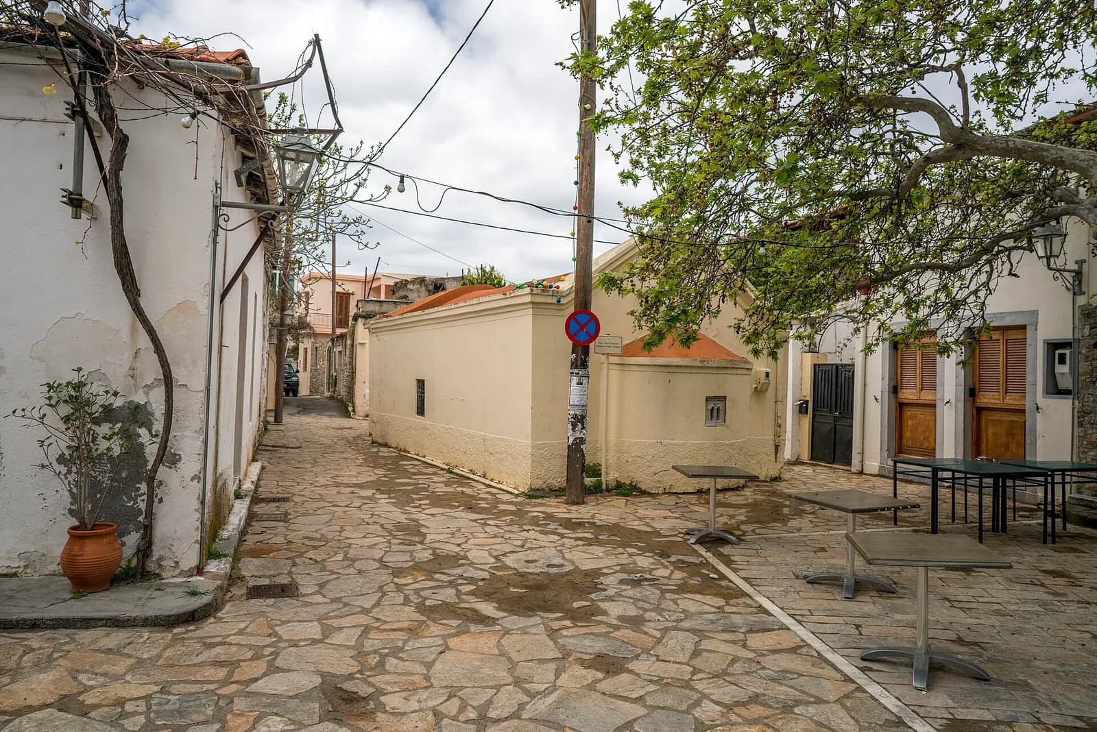 Ruelle dallée et maisons blanchies à la chaux au cœur du village de Fourni, dans le Lassithi