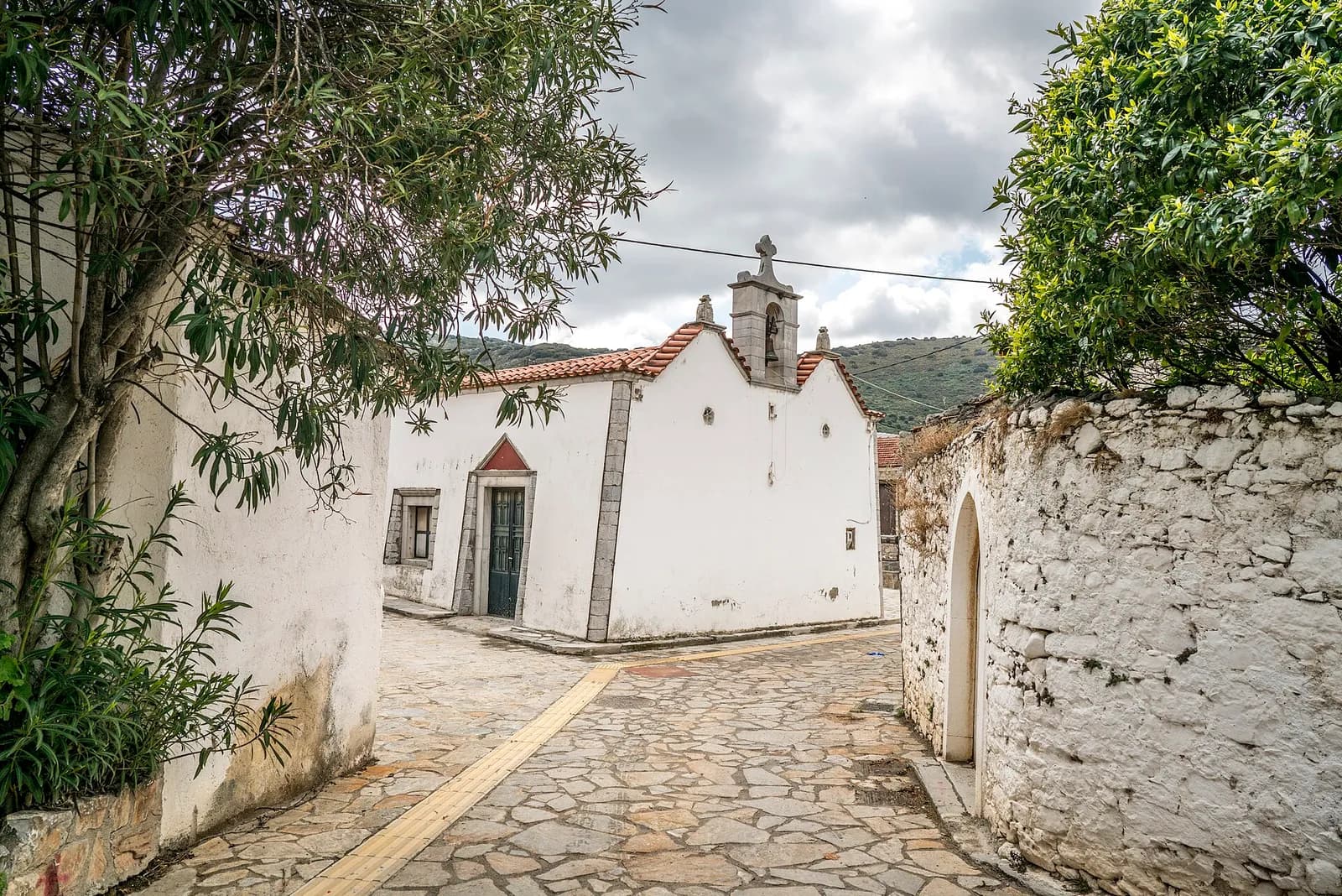 L'église de l'Archange Michel et d'Agios Charalambos au bout d'une ruelle pavée de Fourni
