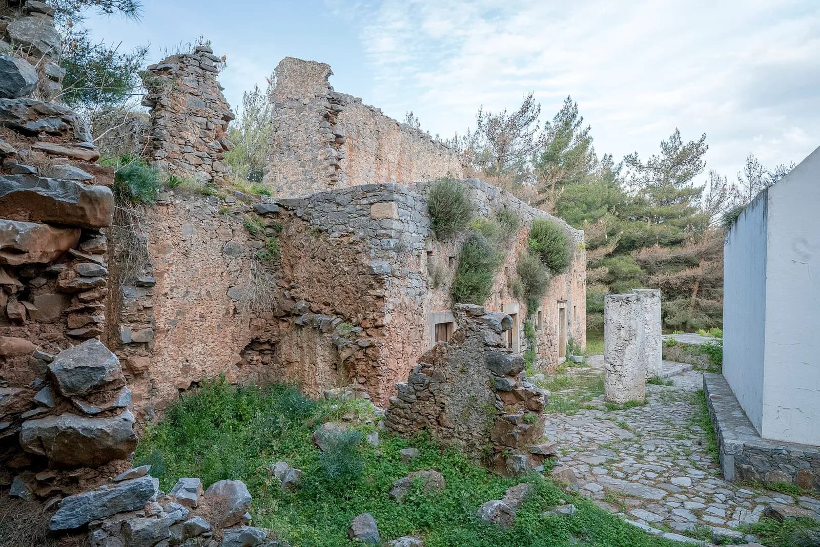 Murs en ruine de l'ancien monastère de la Métamorphose de Keramos, près de Fourni, parmi les pins