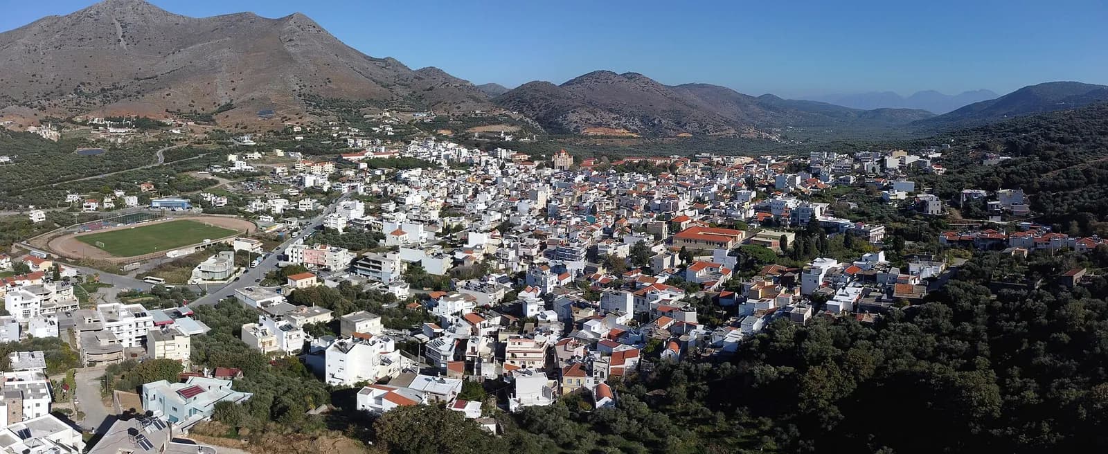 Vue aérienne de Neapoli, dans le Lassithi, entourée d'oliveraies et de montagnes arides