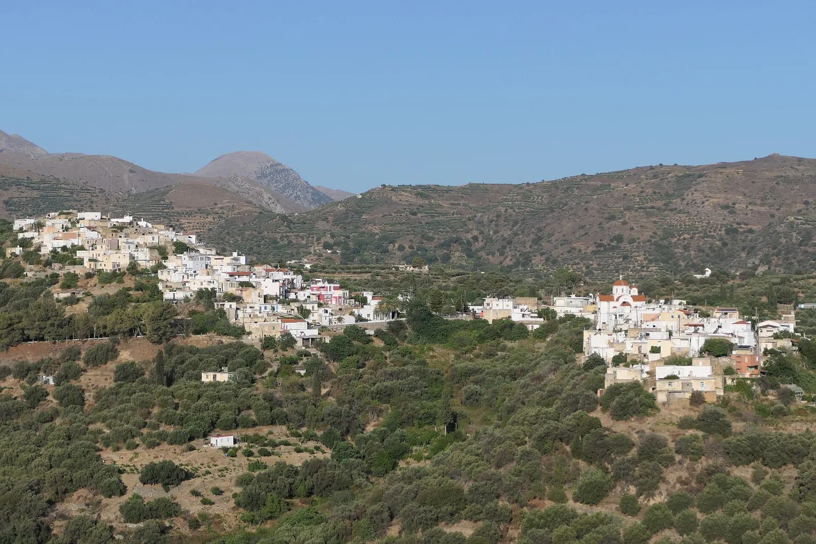 Le village d'Exo Mouliana sur les collines couvertes d'oliviers, au départ des gorges de Richtis