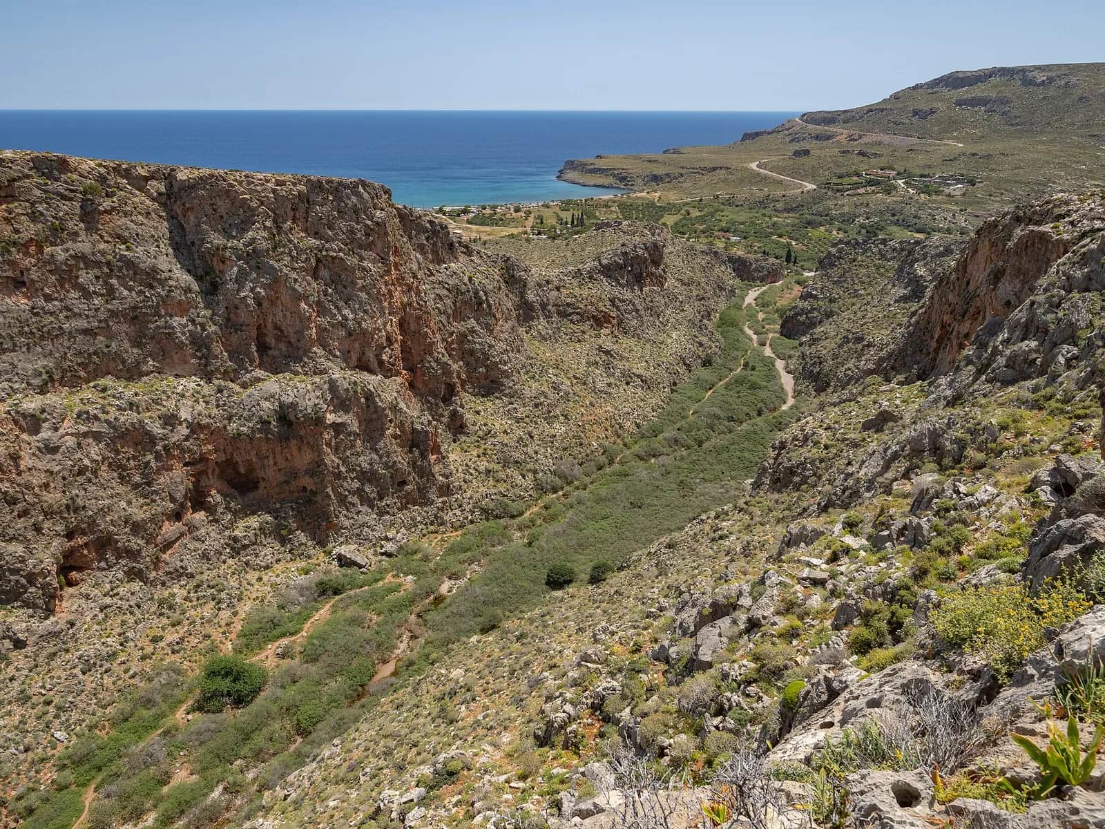 La gorge de Zakros vue d'en haut, qui débouche sur la plaine et la baie de Kato Zakros