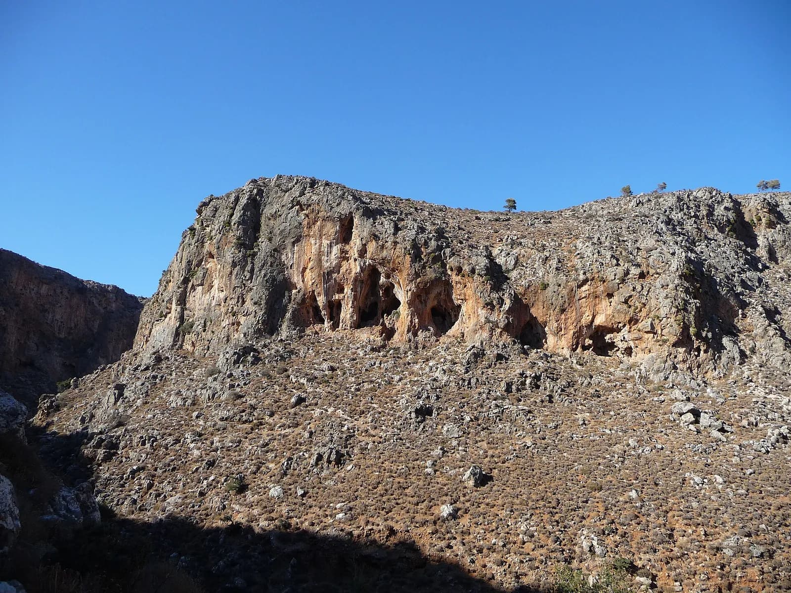 Falaise percée de grottes funéraires minoennes dans la vallée des Morts, près de Kato Zakros