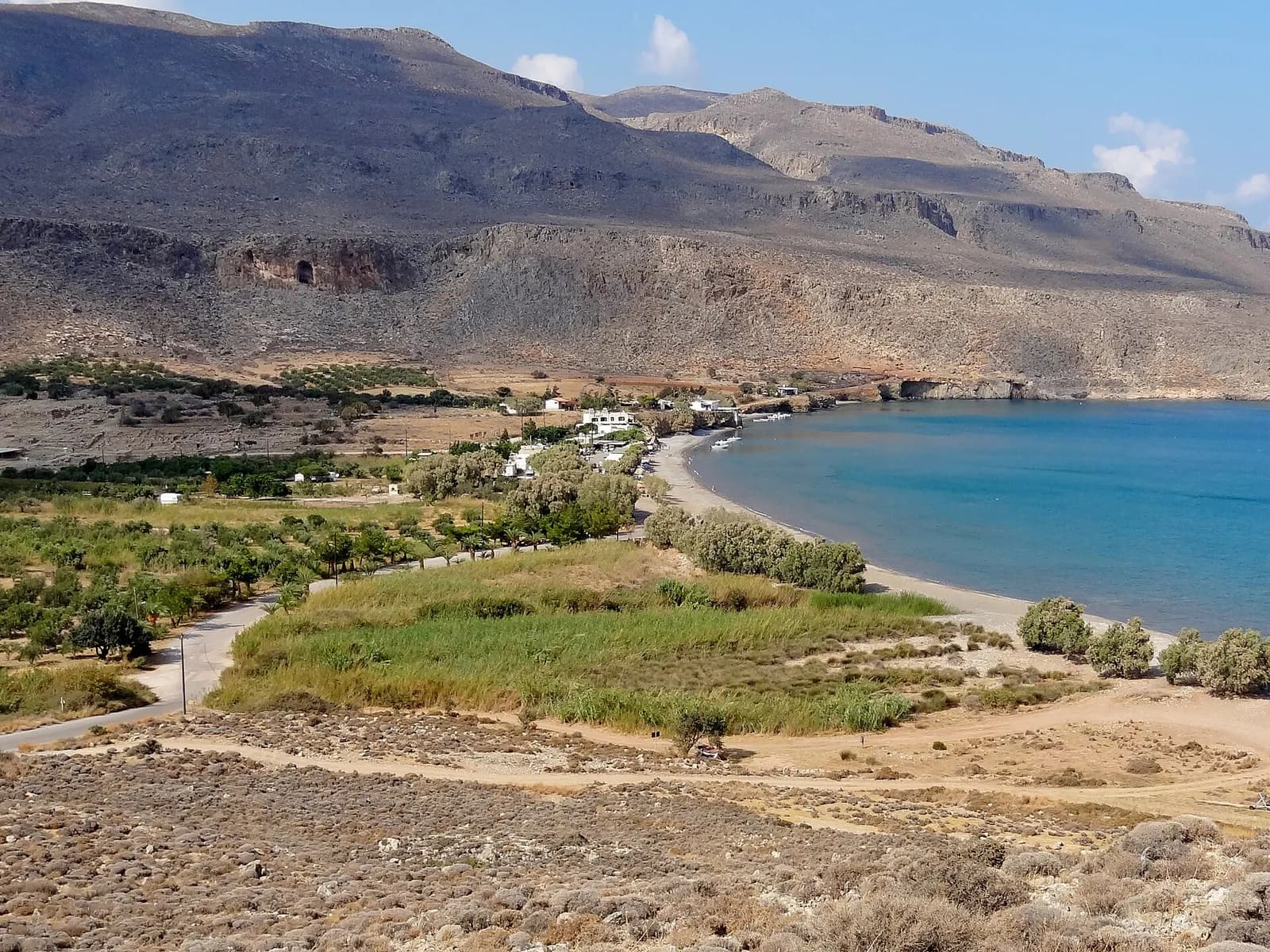 La baie et la plage de Kato Zakros, ses tavernes et les falaises qui ferment la vallée