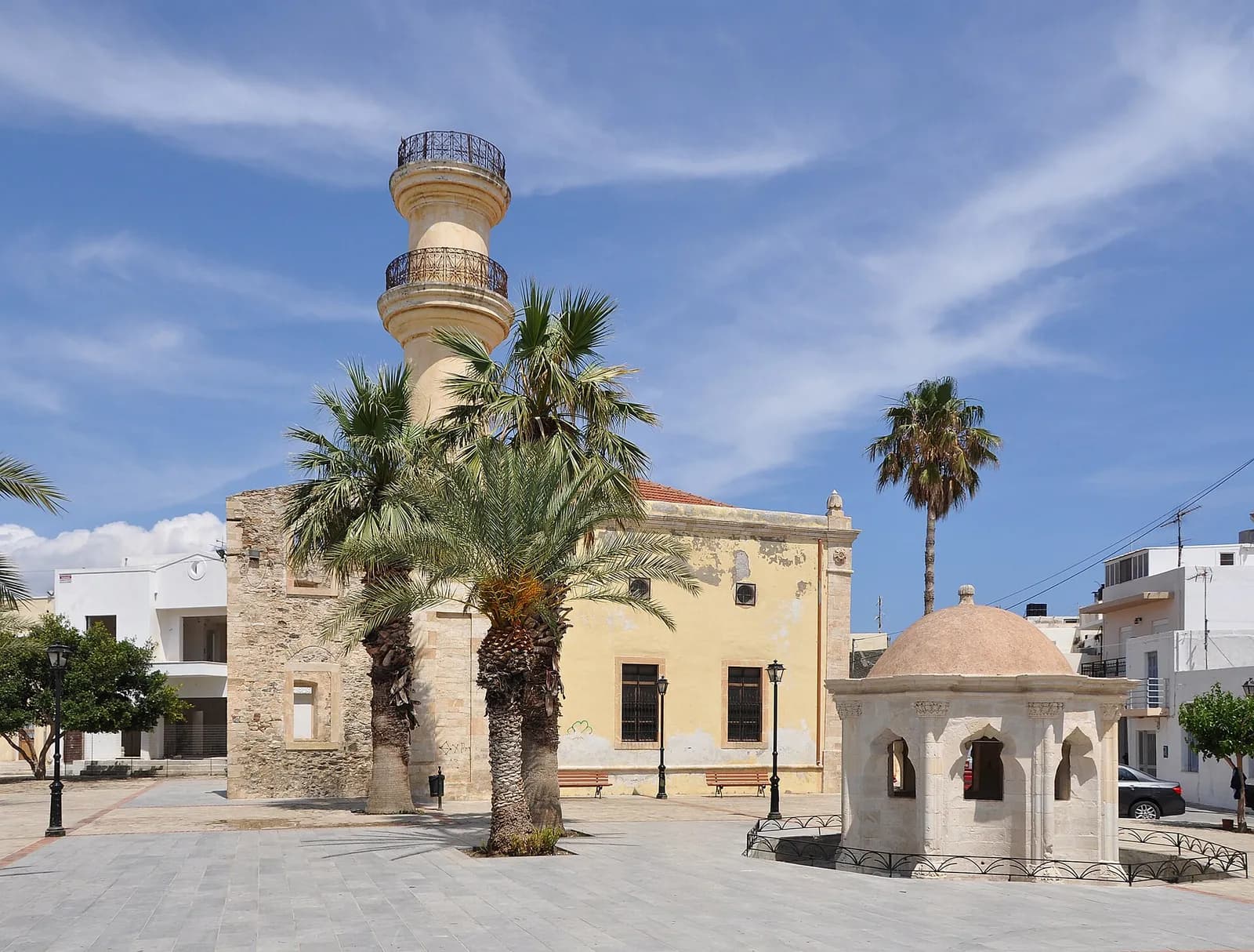 La mosquée ottomane d'Ierapetra, son minaret entre les palmiers et la fontaine à coupole