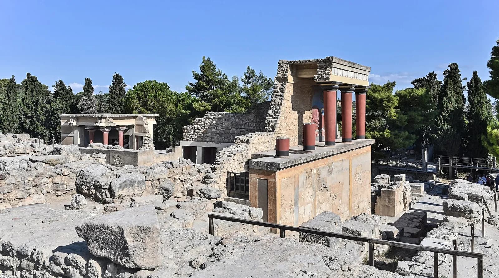 Le portique reconstitué aux colonnes rouges de l'entrée nord du palais minoen de Knossos
