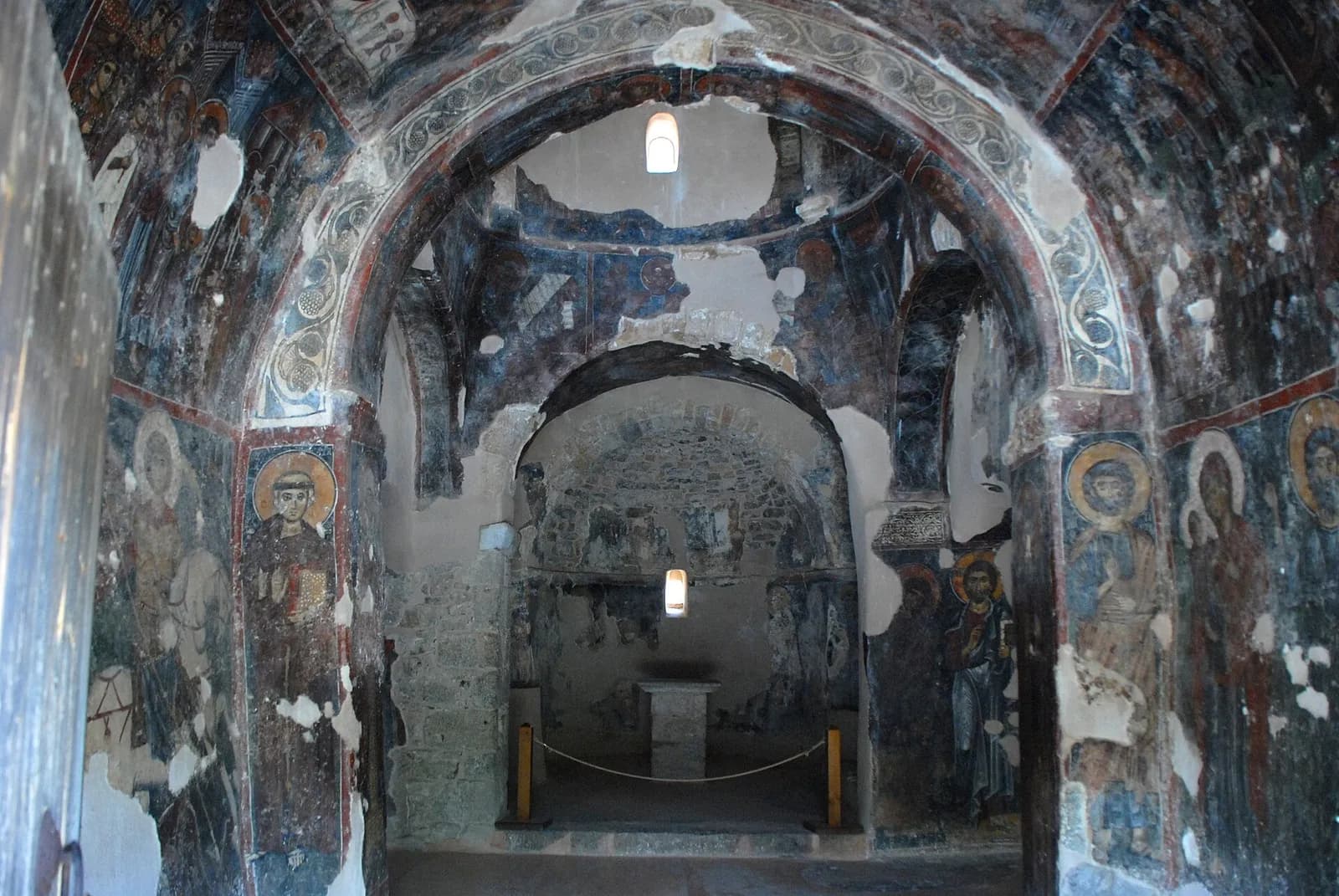 La nef centrale de Panagia Kera, ses voûtes et son abside entièrement couvertes de fresques byzantines